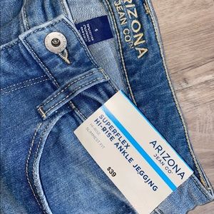 ARIZONA
JEAN CO
SUPERFLEX
HI-RISE ANKLE JEGGING
HI-RISE
SLIMMEST FIT